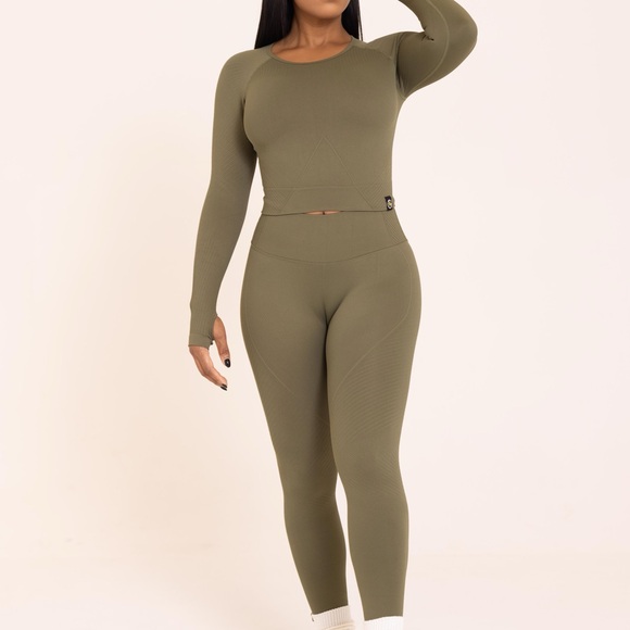 Seamless Amplify Long Sleeve Set-Olive - Picture 1 of 2